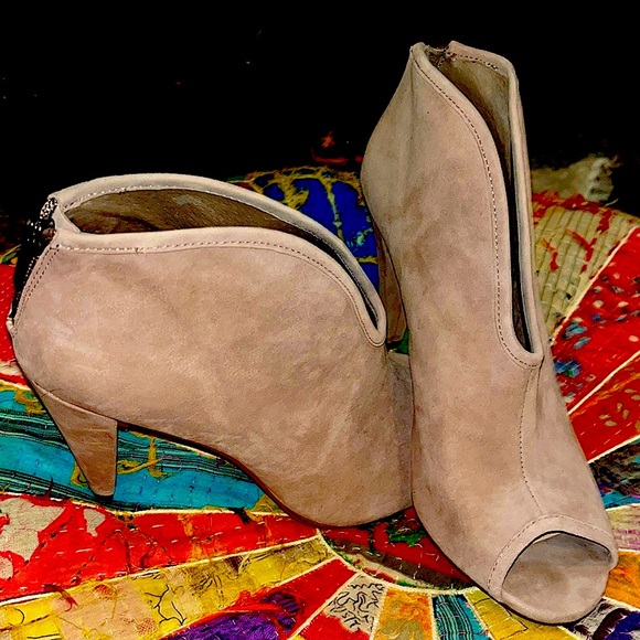 Vince Camuto Shoes - Vincent Cumato Peep Toe Suede Stiletto Heel beige, beautiful size 9.5
